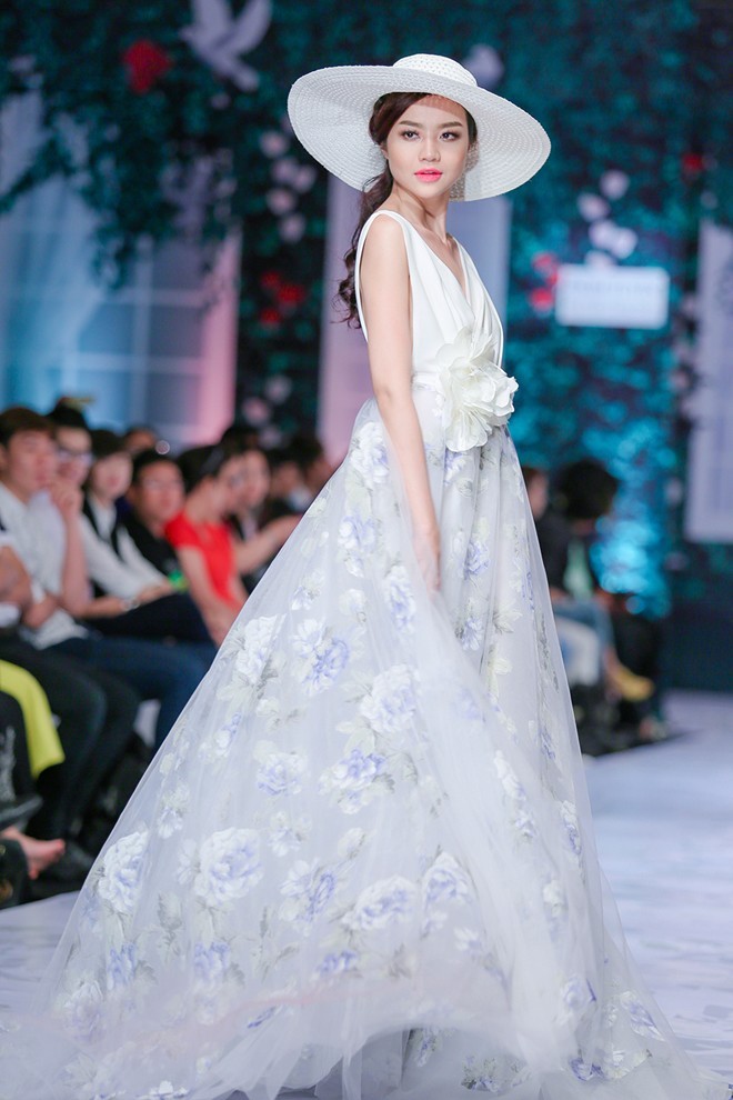 Huy Khanh Mac Anh Thu mang con gai len san catwalk-Hinh-6